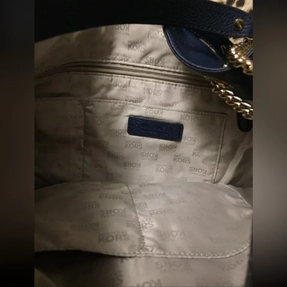 Large Michael kors purse in GUC - Picture 2 of 2